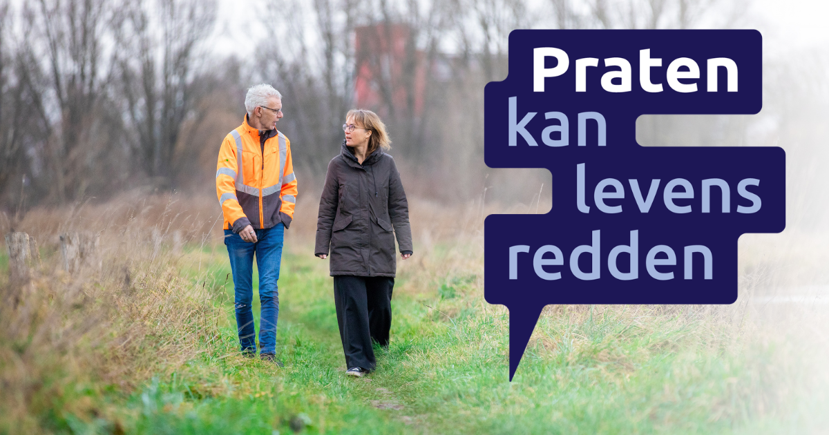 twee oude mensen wandelend aan de waterkant + tekst: praten kan levens redden